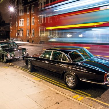 Mercedes-Benz 300 SEL und Daimler Double Six Schnauze an Schnauze