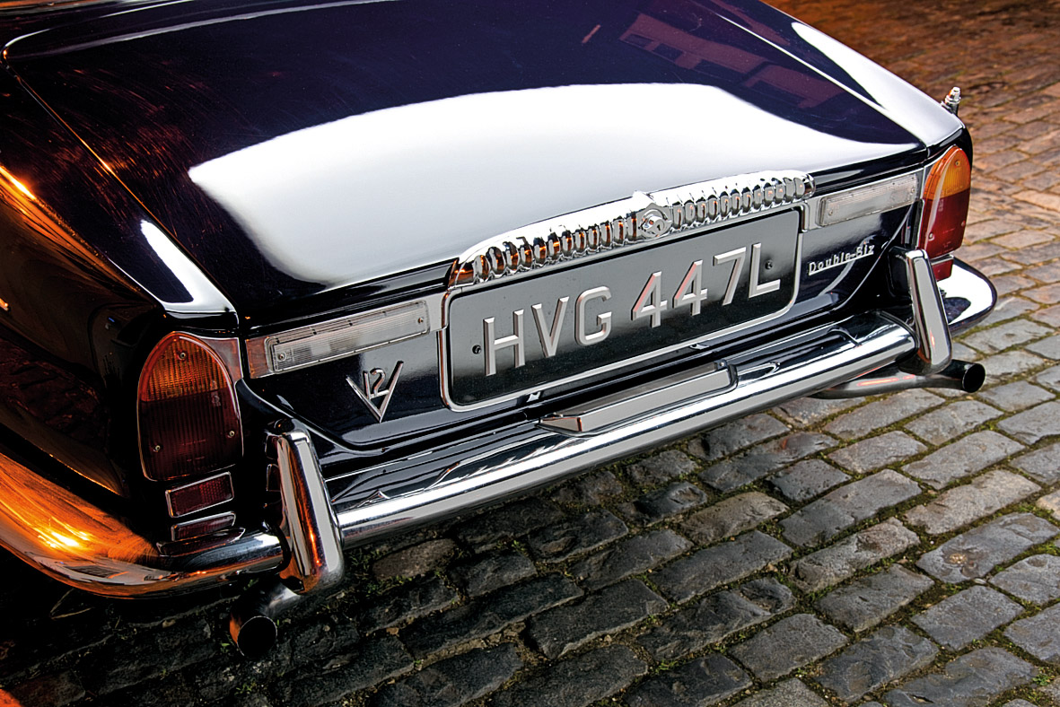 Mercedes-Benz 300 SEL und Daimler Double Six fahrend und Fahrzeugdetails