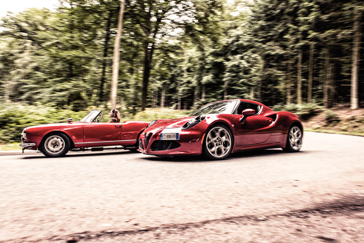 Alfa Romeo Giulietta und 4C stehend nebeneinander