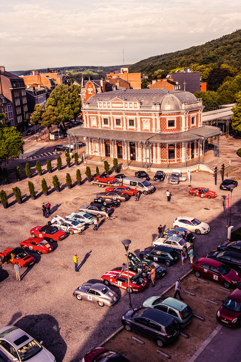 Alfa Romeo Giulietta und Alfa Romeo 4C auf der Rennstrecke sowie Fahrzeugdetails