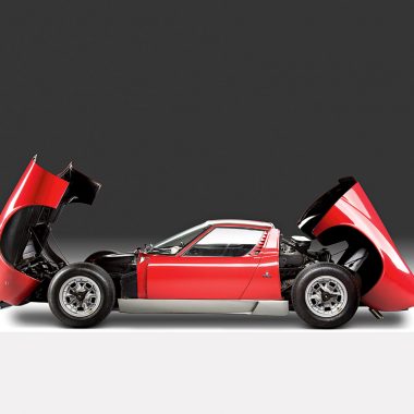 Lamborghini Miura im Seitenprofil mit geöffneten Hauben