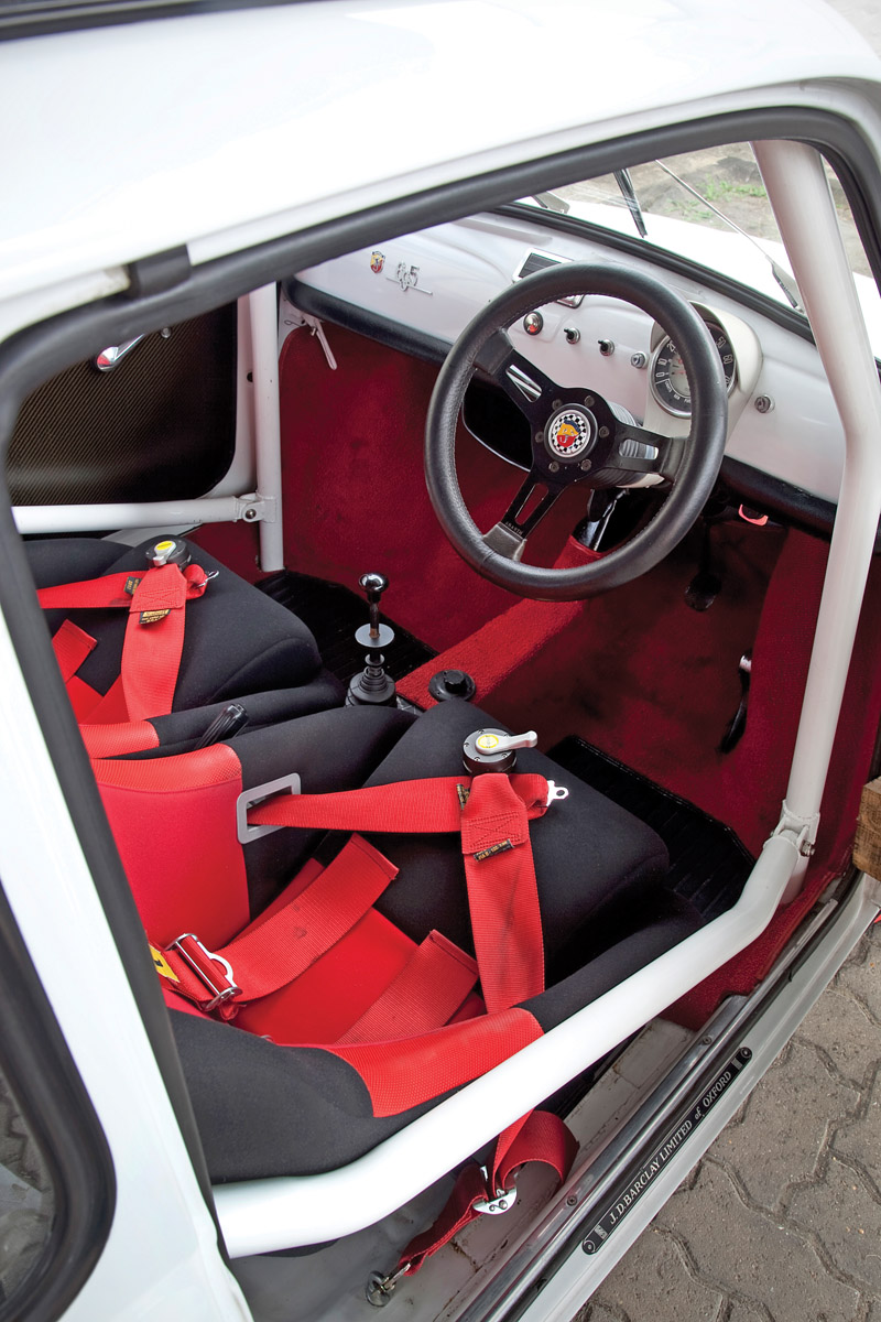 Cockpit eines Abarth 695