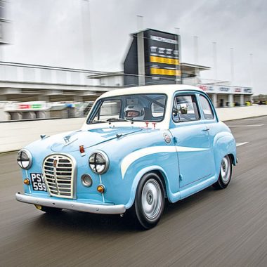 Austin A35 mit Umbau-Kit in Goodwood auf der Rennstrecke