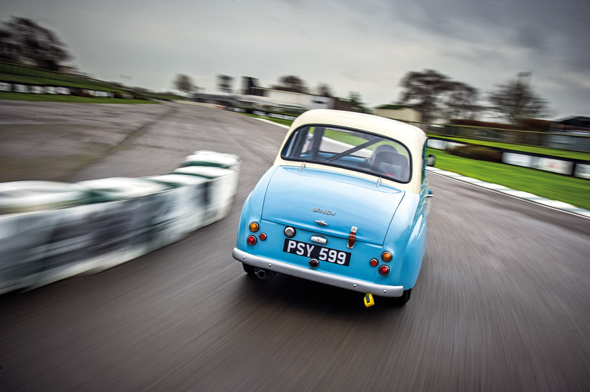 Austin A35 mit Umbau-Kit in Goodwood, fahrend von hinten