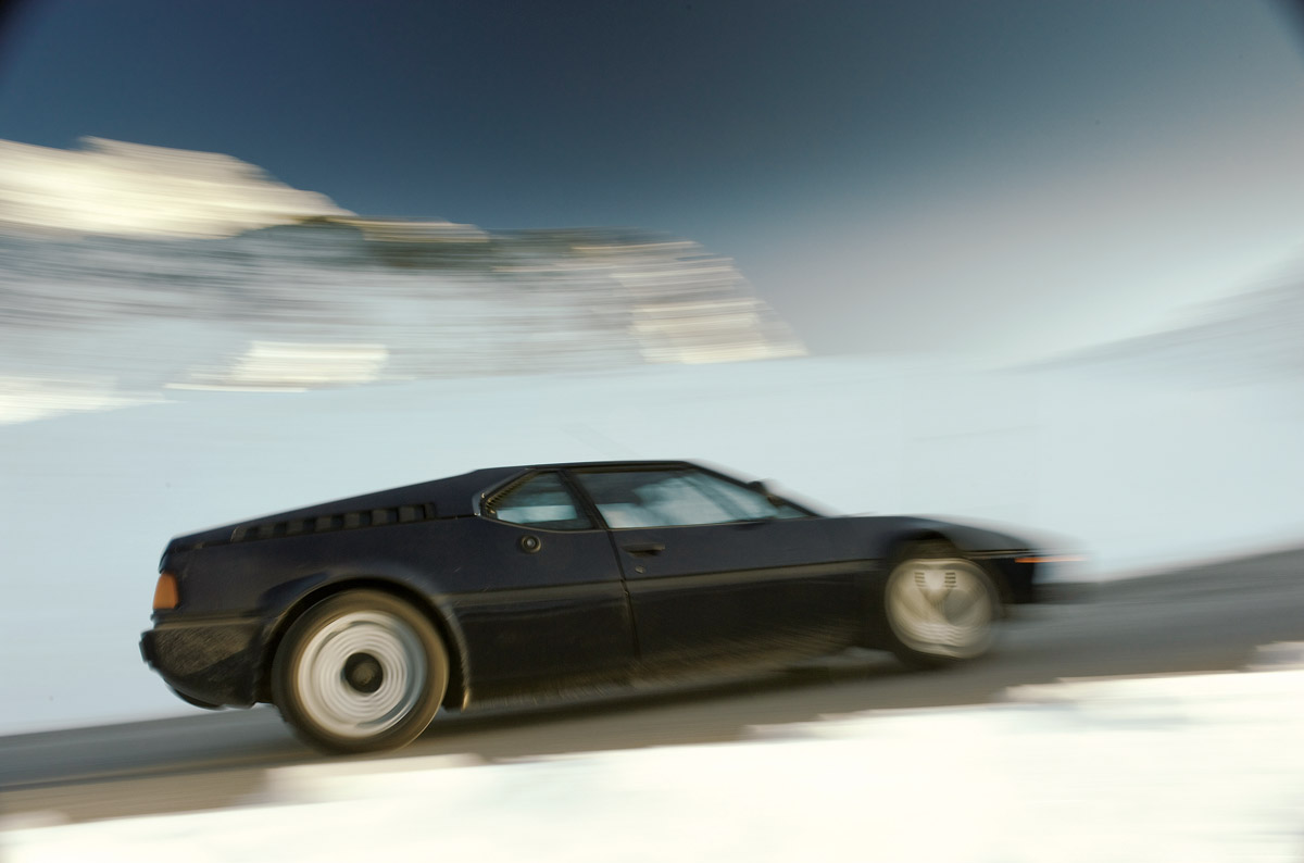 BMW M1 fahrend, seitlich aufgenommen