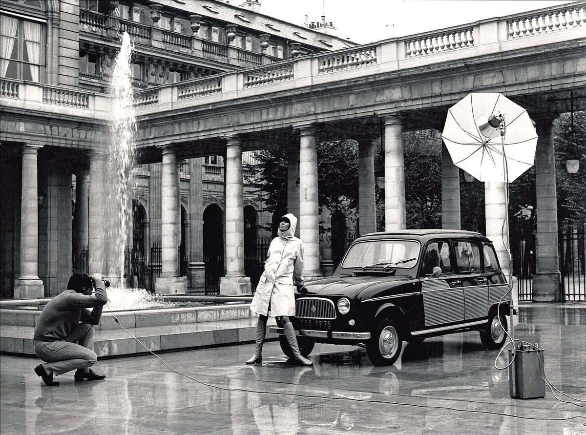 Renault 4 mit einem Model bei Werbeaufnahmen