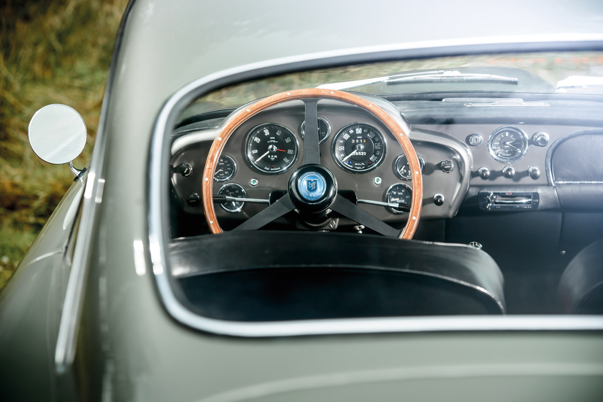 Blick durch die Heckscheibe des Aston Martin DB4 GT auf das Cockpit