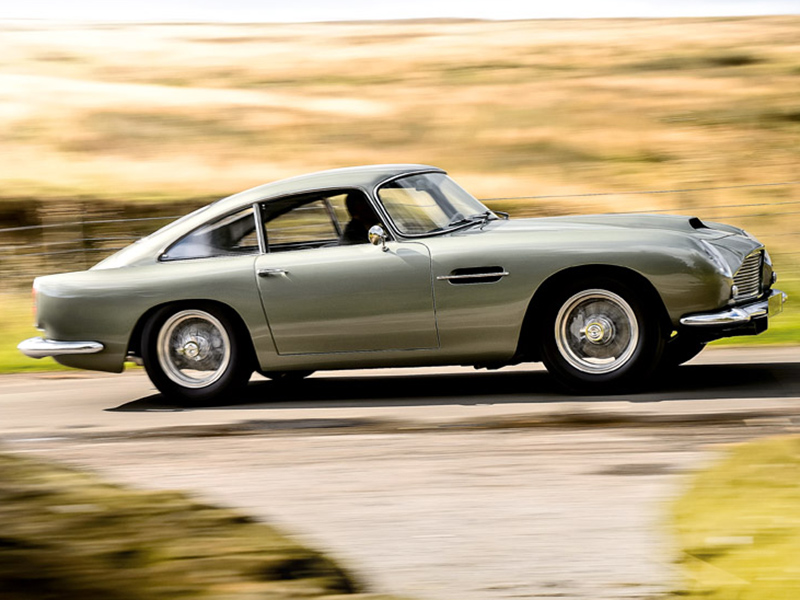 Aston Martin DB4 GT fahrend im Seitenprofil