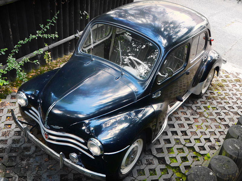 Renault 4CV aus der Vogelperspektive