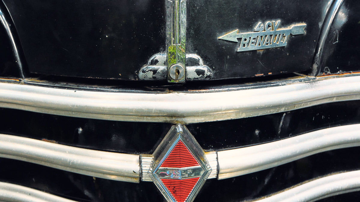 Detail aus der Front des Renault 4CV