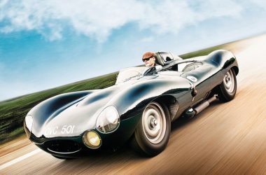 Jaguar D-Type fahrend auf der Autobahn