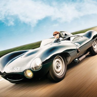 Jaguar D-Type fahrend auf der Autobahn