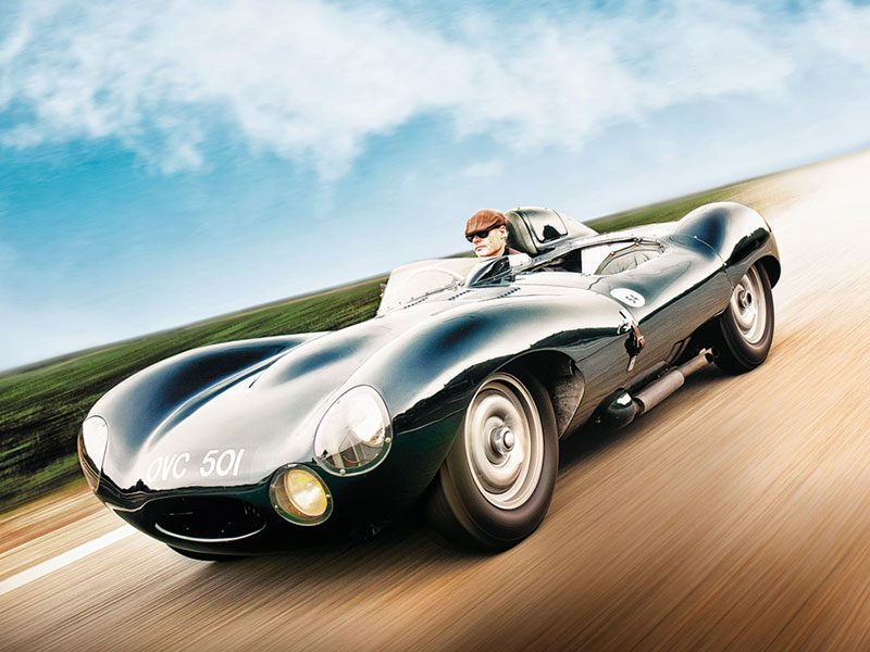 Jaguar D-Type fahrend auf der Autobahn