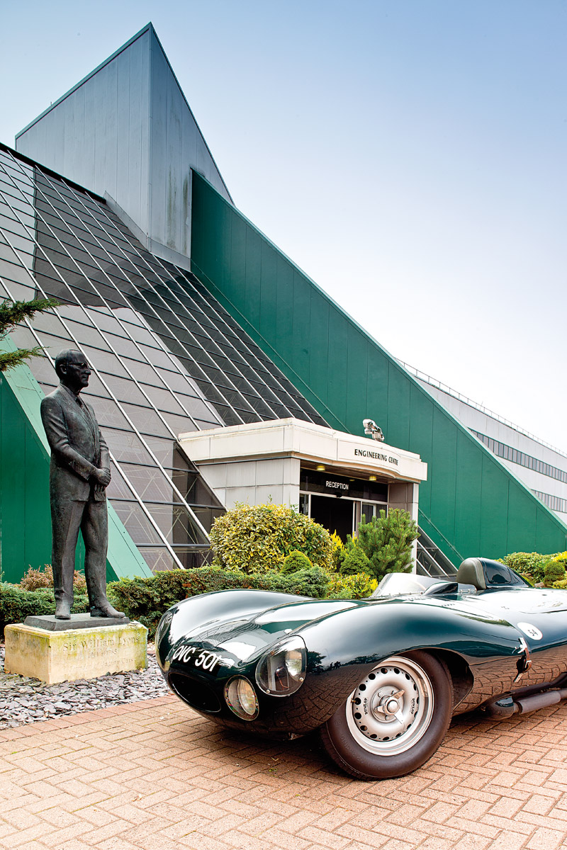 Jaguar D-Type fahrend und stehend