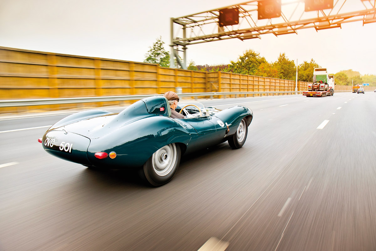 Jaguar D-Type Heck, fahrend auf Autobahn