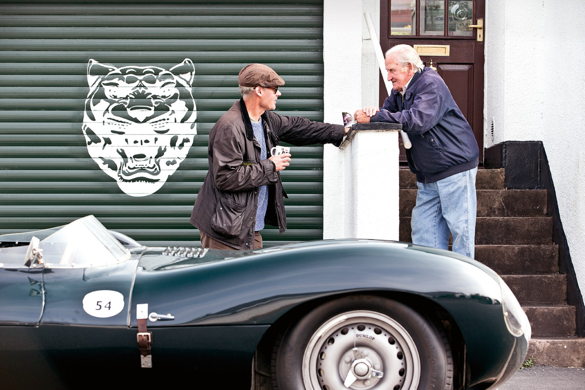 OCTANE zu Besuch bei Norman Dewis, der den D-Type einst mitentwickelt hat