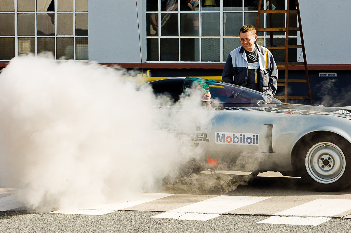 Opel GT Rekordwagen mit Rauchwolke