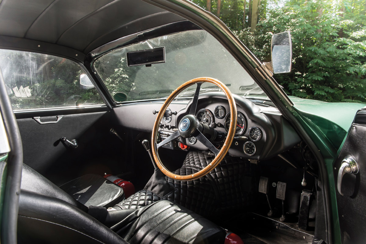 Cockpit des Aston Martin DB4GT Zagato