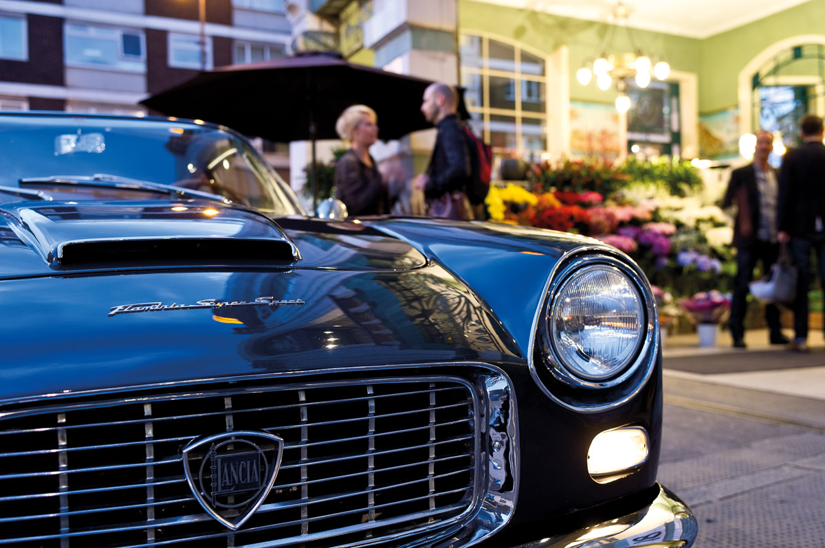 Scheinwerfer mit Kühlergrill des Lancia Flaminia Super Spor