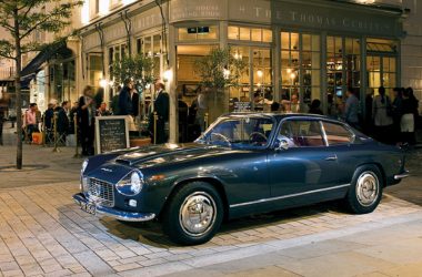 Lancia Zagato parkend vor einem Restaurant