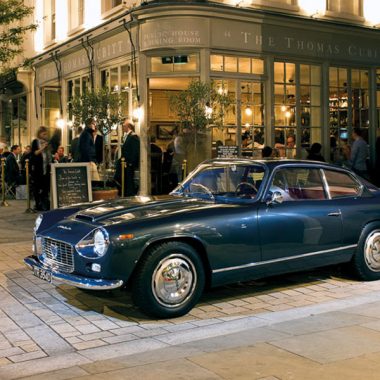 Lancia Zagato parkend vor einem Restaurant