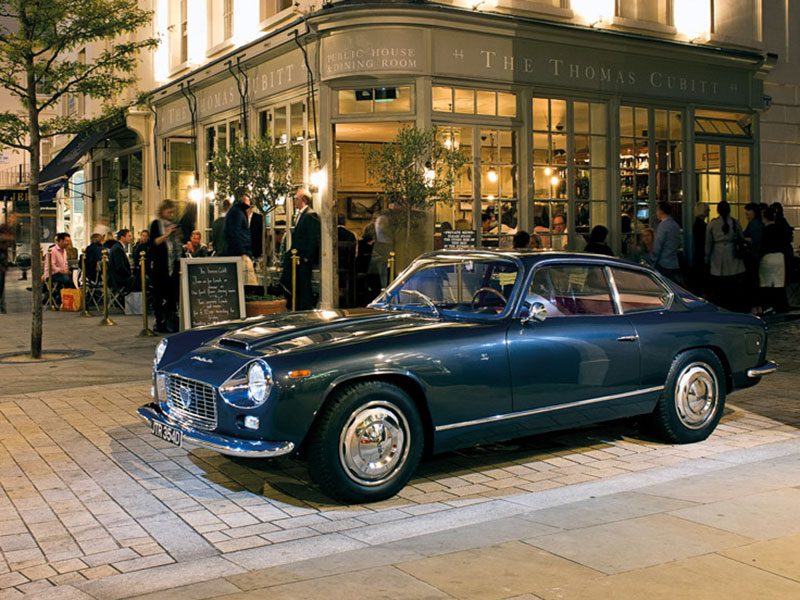 Lancia Zagato parkend vor einem Restaurant