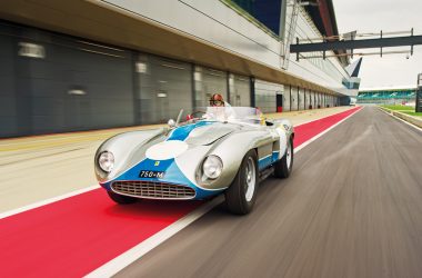 Ferrari 750 Monza Speciale fahrend auf Rennstrecke