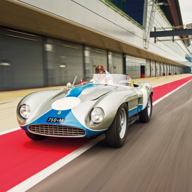 Ferrari 750 Monza Speciale fahrend auf Rennstrecke