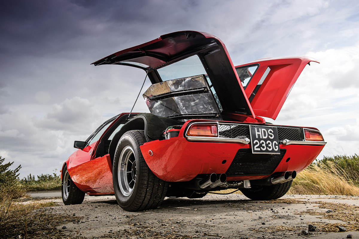 De Tomaso Mangusta von hinten aufgenommen mit geöffneten Motorhauben