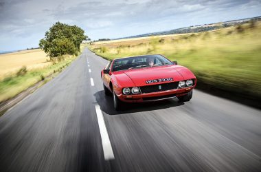 De Tomaso Mangusta fahrend, frontal aufgenommen