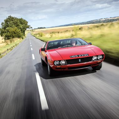 De Tomaso Mangusta fahrend, frontal aufgenommen