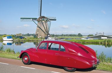 Tatra T87 parkend vor Windmühle in Holland