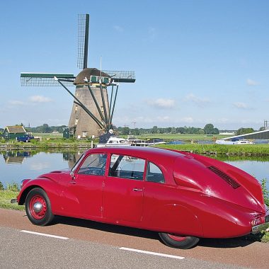 Tatra T87 parkend vor Windmühle in Holland