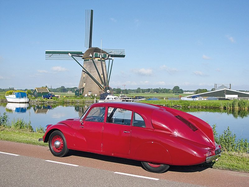 Tatra T87 parkend vor Windmühle in Holland