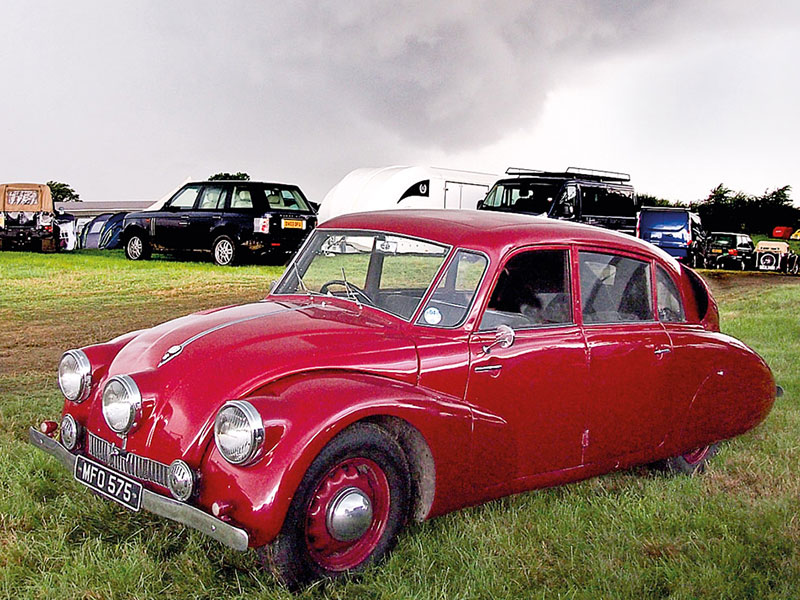 Tatra T87 steht in einer Wiese auf einem Tatra-Treffen