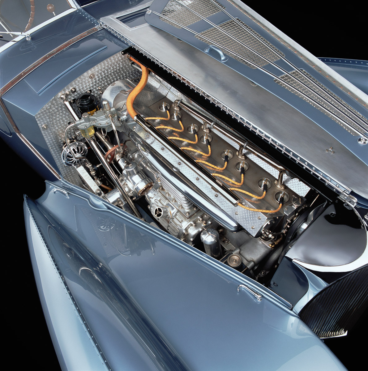 Blick auf den Motor des Bugatti 57 Atlantic