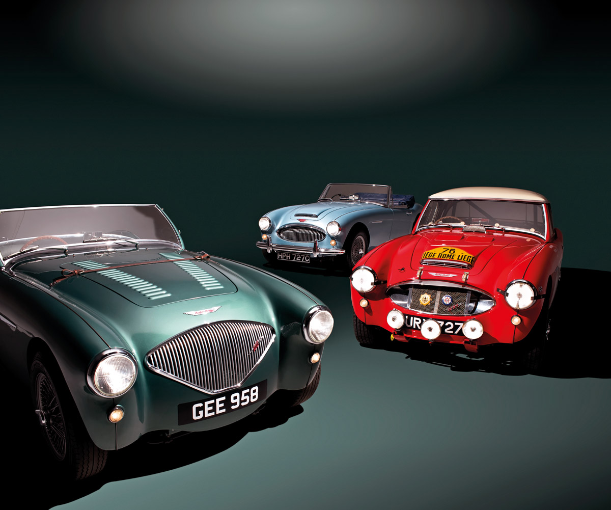 Motor des Austin-Healey 3000 und drei Austin-Healey 3000 stehend