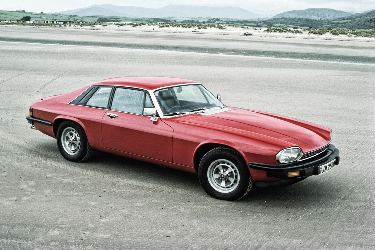 Drei Jaguar XJ-S stehend