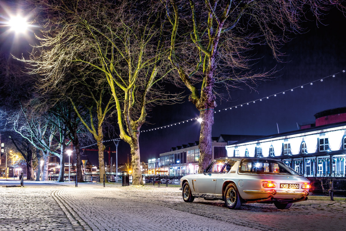 Jenson Interceptor stehend bei Nacht