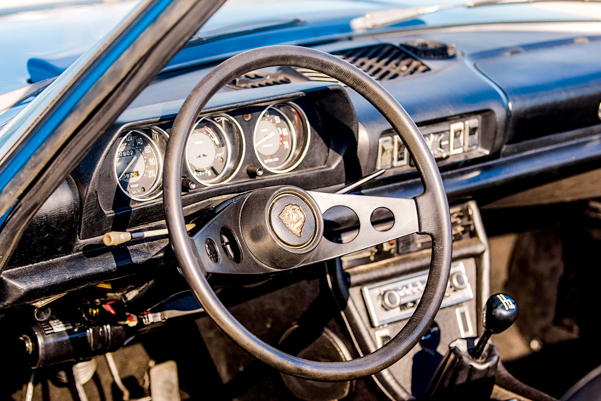 Cockpit des Peugeot 504 Cabrio