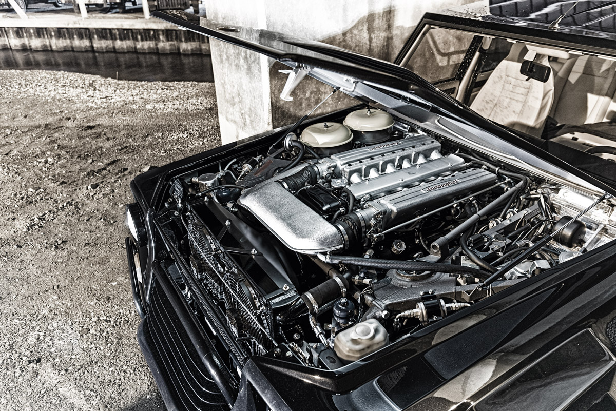 Blick in den Motorraum des Lamborghini LM002